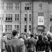 1950-1955, Sopot lub Gdańsk, woj. gdańskie, Polska.
Pochód pierwszomajowy, na budynku szkoły portret Władysława Gomułki
Fot. Czesław Wdowczyk, zbiory Ośrodka KARTA, udostępnił Henryk Wdowczyk
 
