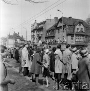 Lata 60. lub 70., Sopot lub Gdańsk, woj. gdańskie, Polska.
Pochód pierwszomajowy.
Fot. Czesław Wdowczyk, zbiory Ośrodka KARTA, udostępnił Henryk Wdowczyk
 
