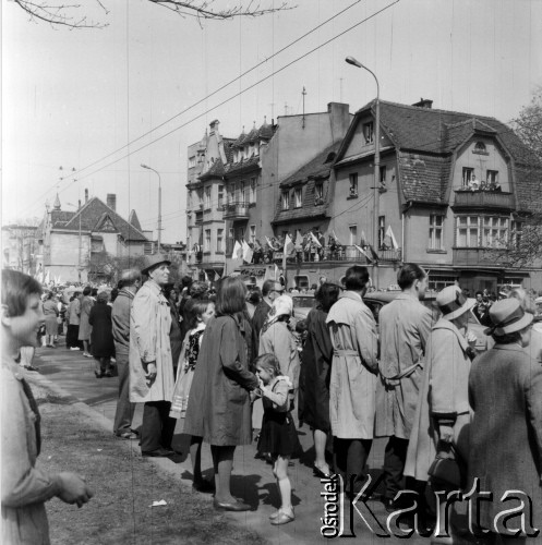 Lata 60. lub 70., Sopot lub Gdańsk, woj. gdańskie, Polska.
Pochód pierwszomajowy.
Fot. Czesław Wdowczyk, zbiory Ośrodka KARTA, udostępnił Henryk Wdowczyk
 
