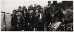 19.11.1984, Włocławek, Polska.
Śmierć ks. Jerzego Popiełuszki - modlitwa grupy wiernych z parafii pod wezwaniem Św. Stanisława Kostki w Warszawie przy tamie we Włocławku, miejscu śmierci ks. Jerzego Popiełuszki. Modlitwę prowadzi ks. Stanisław Małkowski (w środku kadru), po jego prawej stronie ojciec ks. Jerzego. Rozpoznani również: Danuta Rozworska, Leon Łochowski.
Fot. NN, zbiory Ośrodka KARTA
 
