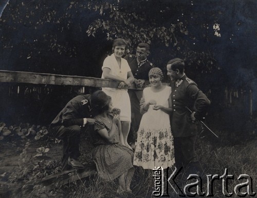 1927, Dęblin, woj. lubelskie, Polska.
Wacława Rodziewicz - siedzi w ciemnej sukience, z koleżankami z biura w towarzystwie młodych adeptów lotnictwa. Zdjęcie pochodzi z okresu pracy w Centralnej Składnicy Lotniczej w Dęblinie w charakterze maszynistki (od grudnia 1925 do jesieni 1928).
Fot. NN, zbiory Ośrodka KARTA, udostępniła Anna Równy
 

