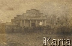1941-1942, Tatiszczewo lub Dżałał Abad, Kirgistan, ZSRR.
Żołnierze formujących się Polskich Sił Zbrojnych w ZSRR na placu przed budynkiem.
Fot. NN, zbiory Ośrodka KARTA, kolekcję Jana Troszyńskiego udostępnił Jan Laskowski

