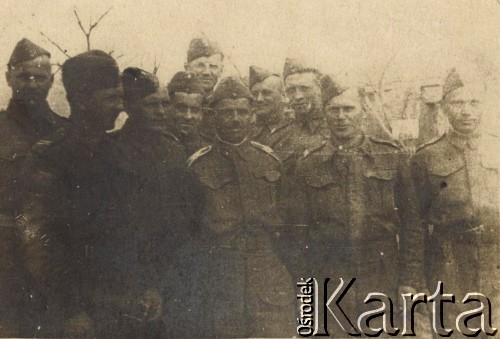 1942, Dżałał Abad lub Karassu, Kirgistan, ZSRR.
Żołnierze formujących się Polskich Sił Zbrojnych w ZSRR, czwarty z prawej, z tyłu, stoi Jan Troszyński.
Fot. NN, zbiory Ośrodka KARTA, kolekcję Jana Troszyńskiego udostępnił Jan Laskowski

