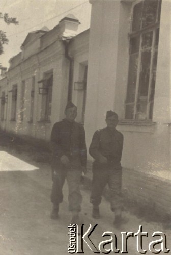 Maj 1942, Dżałał Abad, Kirgistan, ZSRR.
Żołnierze formujących się Polskich Sił Zbrojnych w ZSRR, dedykacja na odwrocie: 