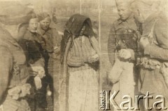 1942, Uzbekistan, ZSRR.
Żołnierze formujących się Polskich Sił Zbrojnych w ZSRR z Uzbekami.
Fot. NN, zbiory Ośrodka KARTA, kolekcję Jana Troszyńskiego udostępnił Jan Laskowski

