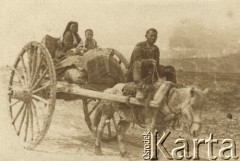 1942, Uzbekistan, ZSRR.
Uzbecka rodzina na wozie.
Fot. NN, zbiory Ośrodka KARTA, kolekcję Jana Troszyńskiego udostępnił Jan Laskowski

