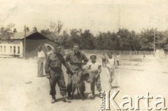 23.06.1942, Dżałał-Abad, Kirgistan, ZSRR.
Żołnierze formujących się Polskich Sił Zbrojnych w ZSRR i dzieci z osiołkiem.
Fot. NN, zbiory Ośrodka KARTA, kolekcję Jana Troszyńskiego udostępnił Jan Laskowski

