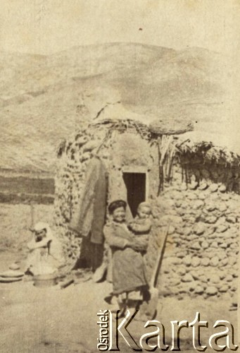 1942, Uzbekistan, ZSRR.
Uzbeckie dzieci przed lepianką, w tle góry.
Fot. NN, zbiory Ośrodka KARTA, kolekcję Jana Troszyńskiego udostępnił Jan Laskowski

