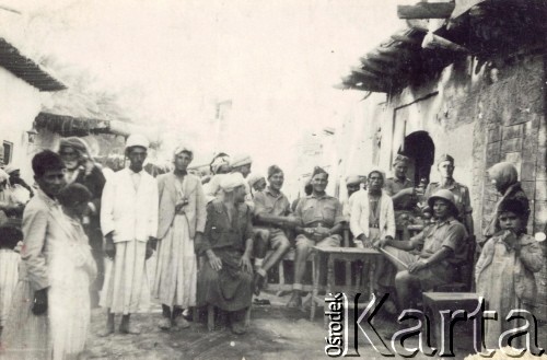 1943, Quisil-Ribat, Irak.
Żołnierze 2 Korpusu Polskiego w towarzystwie Arabów.
Fot. NN, zbiory Ośrodka KARTA, kolekcję Jana Troszyńskiego udostępnił Jan Laskowski

