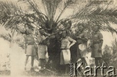 Październik 1942, Quizil-Ribat, Irak.
Żołnierze 2 Korpusu Polskiego. 3. z lewej, wyżej, stoi Jan Troszyński.
Fot. NN, zbiory Ośrodka KARTA, kolekcję Jana Troszyńskiego udostępnił Jan Laskowski

