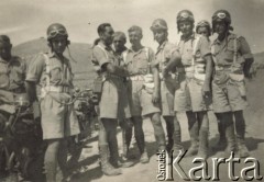 Lipiec 1943, Kirkuk, Irak.
Żołnierze 2 Korpusu Polskiego, pierwszy z lewej stoi Jan Troszyński.
Fot. NN, zbiory Ośrodka KARTA, kolekcję Jana Troszyńskiego udostępnił Jan Laskowski


