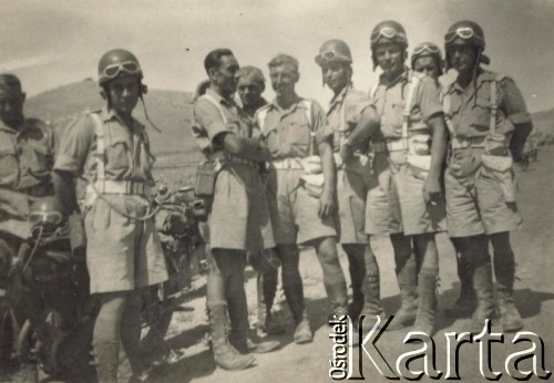 Lipiec 1943, Kirkuk, Irak.
Żołnierze 2 Korpusu Polskiego, pierwszy z lewej stoi Jan Troszyński.
Fot. NN, zbiory Ośrodka KARTA, kolekcję Jana Troszyńskiego udostępnił Jan Laskowski

