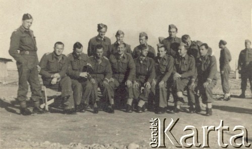 Styczeń 1943, Mosul, Irak.
Żołnierze 2 Korpusu Polskiego. Z prawej stoi (pochylony) Jan Troszyński.
Fot. NN, zbiory Ośrodka KARTA, kolekcję Jana Troszyńskiego udostępnił Jan Laskowski

