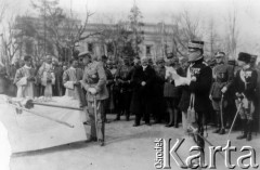 1919-1920, Tarnopol, Polska.
Wojna polsko-bolszewicka. Obok stołu, na którym leżą sztandary stoi Józef Piłsudski.
Fot. NN, zbiory Ośrodka KARTA

