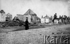 1920, Łosośna, pow. Grodno, woj. białostockie, Polska.
Wojna polsko-bolszewicka. Żyd na tle spalonych domów.
Fot. L. Gelgor, zbiory Ośrodka KARTA
