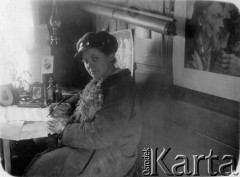 2.02.1921, Mosty, pow. Grodno, woj. białostockie, Polska.
Sanitariuszka w wagonie kolejowym. Podpis na odwrocie: 