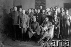 Ok. 1920, Polska.
Grupa osób we wnętrzu. Prawdopodobnie zdjęcie z okresu wojny polsko-bolszewickiej.
Fot. NN, zbiory Ośrodka KARTA
