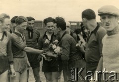 1939-1940, Craiova, Rumunia.
Zespół polskich piłkarzy wspólnie z zawodnikami rumuńskiego klubu CFR.
Fot. Wasilewski, zbiory Ośrodka KARTA
