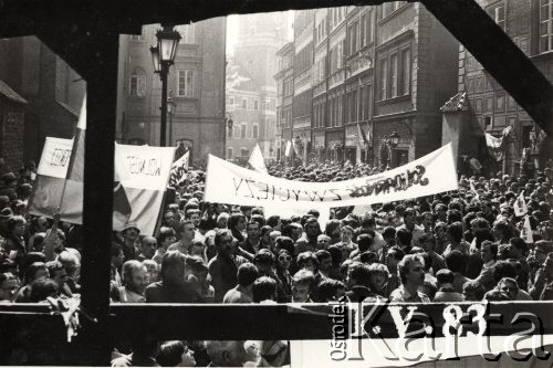 3.05.1983, Warszawa, Polska.
Niezależna manifestacja Solidarności na Starym Mieście w Warszawie. Na zdjęciu ulica Świętojańska i demonstrujący tłum. 
Fot. NN, zbiory Ośrodka KARTA