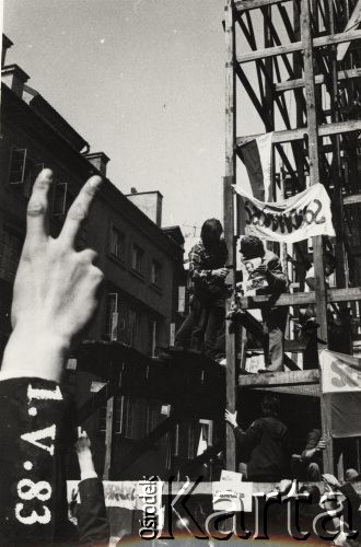 3.05.1983, Warszawa, Polska.
Niezależna manifestacja Solidarności na Starym Mieście w Warszawie. Na zdjęciu ulica Świętojańska i demonstrujący tłum.
Fot. NN, zbiory Ośrodka KARTA