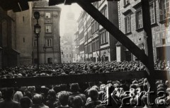 3.05.1983, Warszawa, Polska.
Niezależna manifestacja Solidarności na Starym Mieście w Warszawie. Na zdjęciu ulica Świętojańska i demonstrujący tłum.
Fot. NN, zbiory Ośrodka KARTA