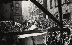 3.05.1983, Warszawa, Polska.
Niezależna manifestacja Solidarności na Starym Mieście w Warszawie. Na zdjęciu ulica Świętojańska i demonstrujący tłum. 
Fot. NN, zbiory Ośrodka KARTA