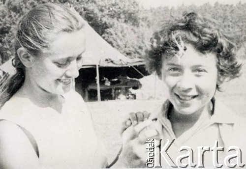 Lata 50., Polska.
Grażyna Kuroń (stoi z lewej) z koleżanką.
Fot. NN, zbiory Ośrodka KARTA, udostępniła Danuta Borucka