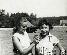 Lata 50., Polska.
Grażyna Kuroń (stoi z lewej) z koleżanką.
Fot. NN, zbiory Osrodka KARTA, udostępniła Danuta Borucka