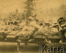 9.04.1945, Lubatowa, powiat Jasło, Polska.
Pogrzeb trzydziestu ośmiu mieszkańców Lubatowej, rozstrzelanych przez Niemców 24 lipca 1944 w Lesie Grabińskim koło Iwonicza.
Fot. NN, zbiory Ośrodka KARTA, fotografie z pracy konkursowej Historii Bliskiej HB-3/0294-Z/99, udostępniły: Anna Zborowska i Agnieszka Bogacz
   
