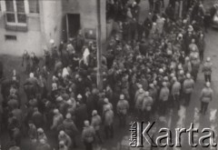 17.12.1970, Szczecin, Polska.
Pierwszy dzień strajku robotników, kordon milicjantów, fotografia wykonana z okna mieszkania przy ul. Emilii Plater.
Fot. Aleksander Kusak, zbiory Ośrodka KARTA, fotografie z pracy konkursowej Pauliny Kuźmo 