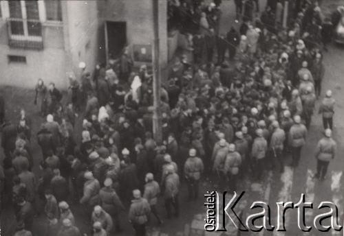 17.12.1970, Szczecin, Polska.
Pierwszy dzień strajku robotników, kordon milicjantów, fotografia wykonana z okna mieszkania przy ul. Emilii Plater.
Fot. Aleksander Kusak, zbiory Ośrodka KARTA, fotografie z pracy konkursowej Pauliny Kuźmo 