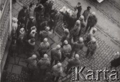 17.12.1970, Szczecin, Polska.
Pierwszy dzień strajku robotników, milicjanci na ulicy, fotografia wykonana z okna mieszkania przy ul. Emilii Plater.
Fot. Aleksander Kusak, zbiory Ośrodka KARTA, fotografie z pracy konkursowej Pauliny Kuźmo 