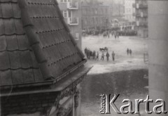 17.12.1970, Szczecin, Polska.
Pierwszy dzień strajku robotników, fotografia wykonana z okna mieszkania przy ul. Emilii Plater.
Fot. Aleksander Kusak, zbiory Ośrodka KARTA, fotografie z pracy konkursowej Pauliny Kuźmo 