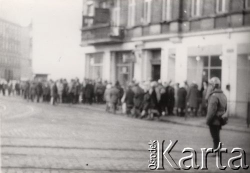 17.12.1970, Szczecin, Polska.
Pierwszy dzień strajku robotników, na pierwszym planie milicjant.
Fot. Aleksander Kusak, zbiory Ośrodka KARTA, fotografie z pracy konkursowej Pauliny Kuźmo 