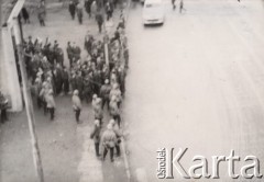 17.12.1970, Szczecin, Polska.
Pierwszy dzień strajku, fotografia wykonana z okna mieszkania przy ul. Emilii Plater.
Fot. Aleksander Kusak, zbiory Ośrodka KARTA, fotografie z pracy konkursowej Pauliny Kuźmo 