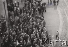 17.12.1970, Szczecin, Polska.
Pierwszy dzień strajku, fotografia wykonana z okna mieszkania przy ul. Emilii Plater.
Fot. Aleksander Kusak, zbiory Ośrodka KARTA, fotografie z pracy konkursowej Pauliny Kuźmo 