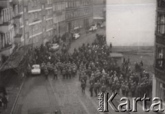 17.12.1970, Szczecin, Polska.
Pierwszy dzień strajku, fotografia wykonana z okna mieszkania przy ul. Emilii Plater.
Fot. Aleksander Kusak, zbiory Ośrodka KARTA, fotografie z pracy konkursowej Pauliny Kuźmo 