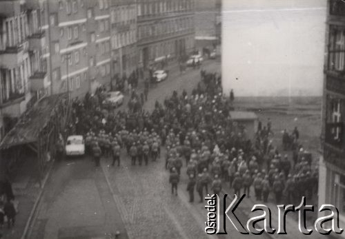 17.12.1970, Szczecin, Polska.
Pierwszy dzień strajku, fotografia wykonana z okna mieszkania przy ul. Emilii Plater.
Fot. Aleksander Kusak, zbiory Ośrodka KARTA, fotografie z pracy konkursowej Pauliny Kuźmo 