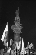 13.12.1981, Paryż, Francja.
Wieczorna manifestacja w dniu wprowadzenia w Polsce stanu wojennego. Rozpoczęła się pod pomnikiem Adam Mickiewicza, manifestanci przeszli na plac Alma i przez most Aleksandra w stronę placu Inwalidów. Dotarli pod ambasadę PRL. Na zdjęciu: manifestanci z flagami pod pomnikiem A. Mickiewicza na placu Alma.
Fot. Andrzej Mietkowski, zbiory Ośrodka KARTA