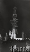 13.12.1981, Paryż, Francja.
Wieczorna manifestacja w dniu wprowadzenia w Polsce stanu wojennego. Rozpoczęła się pod pomnikiem Adam Mickiewicza, manifestanci przeszli na plac Alma i przez most Aleksandra w stronę placu Inwalidów. Dotarli pod ambasadę PRL. Na zdjęciu: manifestanci z flagami pod pomnikiem A. Mickiewicza na placu Alma.
Fot. Andrzej Mietkowski, zbiory Ośrodka KARTA