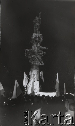 13.12.1981, Paryż, Francja.
Wieczorna manifestacja w dniu wprowadzenia w Polsce stanu wojennego. Rozpoczęła się pod pomnikiem Adam Mickiewicza, manifestanci przeszli na plac Alma i przez most Aleksandra w stronę placu Inwalidów. Dotarli pod ambasadę PRL. Na zdjęciu: manifestanci z flagami pod pomnikiem A. Mickiewicza na placu Alma.
Fot. Andrzej Mietkowski, zbiory Ośrodka KARTA