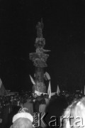13.12.1981, Paryż, Francja.
Wieczorna manifestacja w dniu wprowadzenia w Polsce stanu wojennego. Rozpoczęła się pod pomnikiem Adam Mickiewicza, manifestanci przeszli na plac Alma i przez most Aleksandra w stronę placu Inwalidów. Dotarli pod ambasadę PRL. Na zdjęciu: manifestanci z flagami pod pomnikiem A. Mickiewicza na placu Alma.
Fot. Andrzej Mietkowski, zbiory Ośrodka KARTA