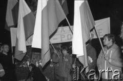 13.12.1981, Paryż, Francja.
Wieczorna manifestacja w dniu wprowadzenia w Polsce stanu wojennego. Rozpoczęła się pod pomnikiem Adam Mickiewicza, manifestanci przeszli na plac Alma i przez most Aleksandra w stronę placu Inwalidów. Dotarli pod ambasadę PRL. Na zdjęciu: manifestanci z flagami.
Fot. Andrzej Mietkowski, zbiory Ośrodka KARTA