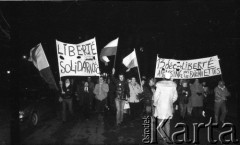 13.12.1981, Paryż, Francja.
Wieczorna manifestacja w dniu wprowadzenia w Polsce stanu wojennego. Rozpoczęła się pod pomnikiem Adam Mickiewicza, manifestanci przeszli na plac Alma i przez most Aleksandra w stronę placu Inwalidów. Dotarli pod ambasadę PRL. Na zdjęciu na transparencie napis: 