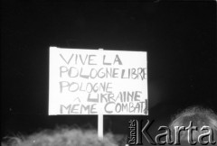 13.12.1981, Paryż, Francja.
Wieczorna manifestacja w dniu wprowadzenia w Polsce stanu wojennego. Rozpoczęła się pod pomnikiem Adam Mickiewicza, manifestanci przeszli na plac Alma i przez most Aleksandra w stronę placu Inwalidów. Dotarli pod ambasadę PRL. Na zdjęciu na transparencie napis: 