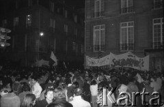 13.12.1981, Paryż, Francja.
Wieczorna manifestacja w dniu wprowadzenia w Polsce stanu wojennego. Rozpoczęła się pod pomnikiem Adam Mickiewicza, manifestanci przeszli na plac Alma i przez most Aleksandra w stronę placu Inwalidów. Dotarli pod ambasadę PRL. Na zdjęciu manifestanci na placu Inwalidów.
Fot. Andrzej Mietkowski, zbiory Ośrodka KARTA