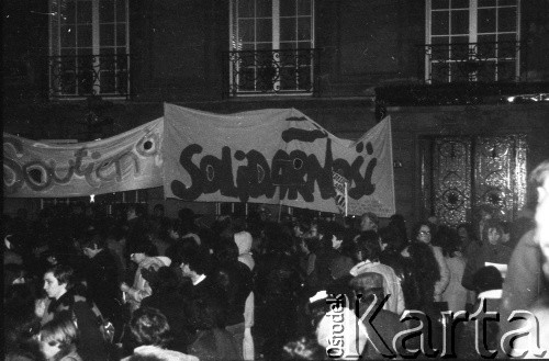 13.12.1981, Paryż, Francja.
Wieczorna manifestacja w dniu wprowadzenia w Polsce stanu wojennego. Rozpoczęła się pod pomnikiem Adam Mickiewicza, manifestanci przeszli na plac Alma i przez most Aleksandra w stronę placu Inwalidów. Dotarli pod ambasadę PRL. Na zdjęciu manifestanci na placu Inwalidów.
Fot. Andrzej Mietkowski, zbiory Ośrodka KARTA