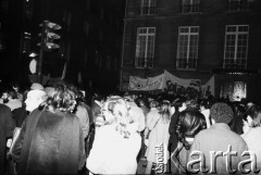 13.12.1981, Paryż, Francja.
Wieczorna manifestacja w dniu wprowadzenia w Polsce stanu wojennego. Rozpoczęła się pod pomnikiem Adam Mickiewicza, manifestanci przeszli na plac Alma i przez most Aleksandra w stronę placu Inwalidów. Dotarli pod ambasadę PRL. Na zdjęciu manifestanci na placu Inwalidów.
Fot. Andrzej Mietkowski, zbiory Ośrodka KARTA