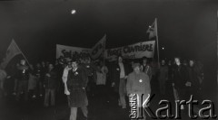15.12.1981, Paryż, Francja
Manifestacja przeciwko wprowadzeniu w Polsce stanu wojennego zorganizowana przez związki zawodowe. Była pierwszą, w której wzięły udział największe francuskie związki zawodowe poza komunistami. Obok siebie szły: Force Ouvriere, CFDT - Confédération française démocratique du travail, CFTC - Confédération Française des Travailleurs Chrétiens, CGC- Confédération Française de l'Encadrement - Confédération Générale des Cadres. Około godziny 17-18 kilkadziesiąt tysięcy manifestantów ruszyło spod wieży Montparnasse. Na zdjęciu na transparencie napis: „Solidarność force ouvriere”
Fot. Andrzej Mietkowski, zbiory Ośrodka KARTA