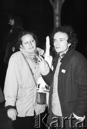 15.12.1981, Paryż, Francja
Manifestacja przeciwko wprowadzeniu w Polsce stanu wojennego zorganizowana przez związki zawodowe. Była pierwszą, w której wzięły udział największe francuskie związki zawodowe poza komunistami. Obok siebie szły: Force Ouvriere, CFDT - Confédération française démocratique du travail, CFTC - Confédération Française des Travailleurs Chrétiens, CGC- Confédération Française de l'Encadrement - Confédération Générale des Cadres. Około godziny 17-18 kilkadziesiąt tysięcy manifestantów ruszyło spod wieży Montparnasse. Na zdjęciu Zofia Trzaska i Wojciech Sikora. 
Fot. Andrzej Mietkowski, zbiory Ośrodka KARTA